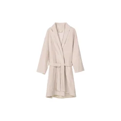 Bathrobe Silence, aura